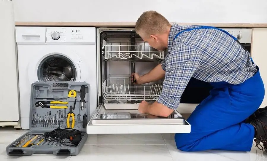 Adapazarı Lambert servisi teknisyen ekibi beyaz eşya tamiri yaparken